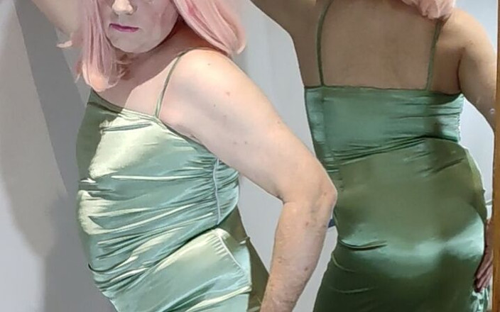 Nottstvslut: Robe en satin vert sexy et talons.