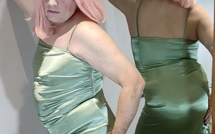 Sissy in satin: 섹시한 녹색 새틴 드레스와 하이힐.