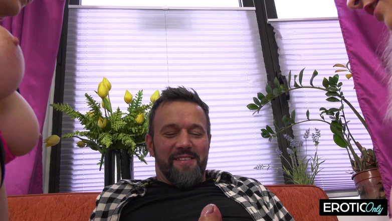 ONLYFREAKSX: Madrastra le muestra a su hijastra lo que le gusta...