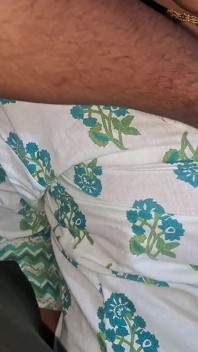 Une femme desi sexy taille une pipe, éjaculation dans la bouche