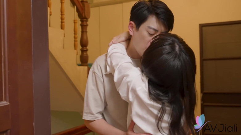 AV Jiali: 율리는 격리 섹스로 그녀의 새로운 연인을 속인 금 파는