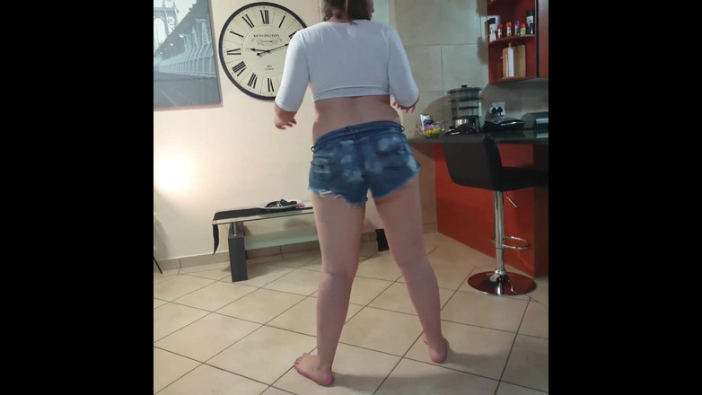 domslutfucker: Tombul domuz kuyruklu genç kız büyük şişman götünü sallarken çıplak olana kadar...