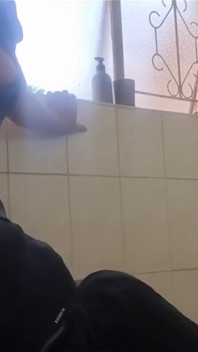 Poesje eten en vingeren