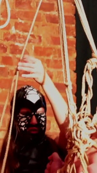 Babi hamba terikat dan diusik dalam BDSM Erotik Kebaharuan