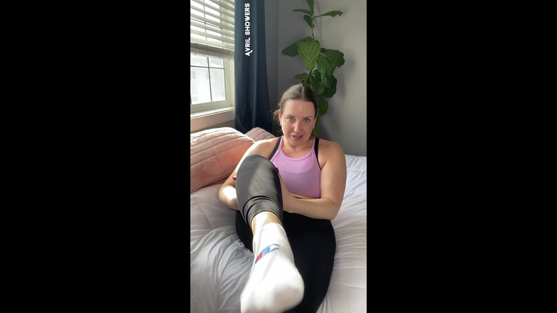 Avril Showers: ジムの後で汚くて臭い足を見せたい