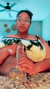 Je taquine cette bite avec mes gros nichons