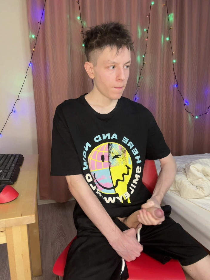 Morflot24: Snelle slaapzaal aftrekbeurt laat pik van 23 cm overal spuiten