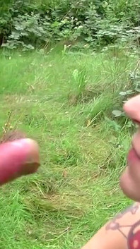 Sex afară în poziție de futai în public... Spermă în gură