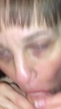 Mogen puma älskar att suga kuk och få en oral creampie
