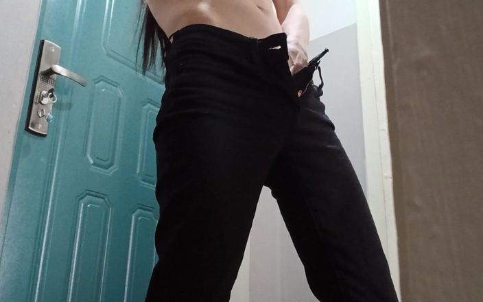 Lesbian-candys: Sexy hubená brunetka v těsných džínách masturbuje chlupatou kundičku