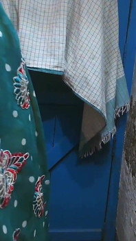 Señora del pueblo en sesión de fotos antes de la película de sexo