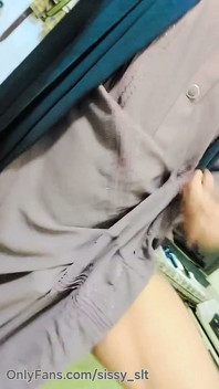 Hijabi moslima Kinner Hijda probeert impotente penis te masturberen