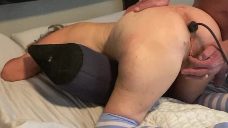 Squirting Senior: Moglie matura con culo grosso piegata su plug gonfiabile inserito