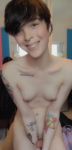 Fet transflicka gör en söt dans och floppar runt för dig