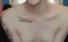 La ragazza trans oleosa fa un bel ballo e si infila un giro per te