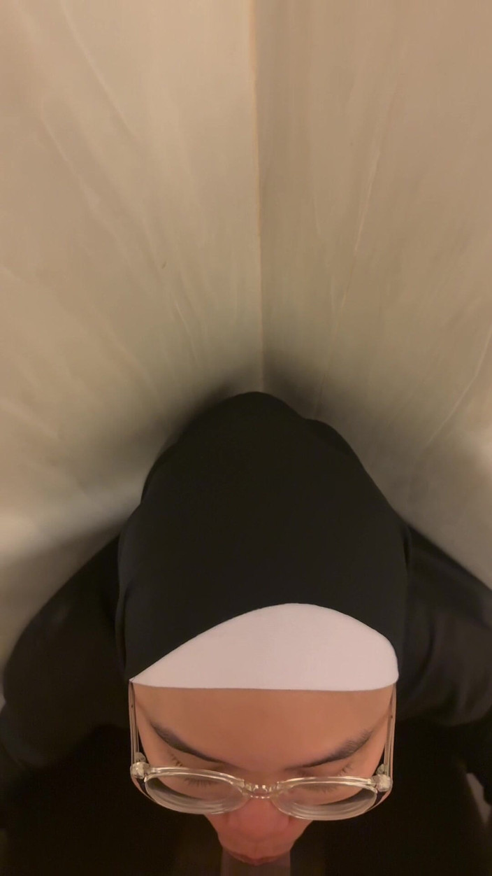 Mommy Puchong: Hidžáb kočka kouří na záchodě