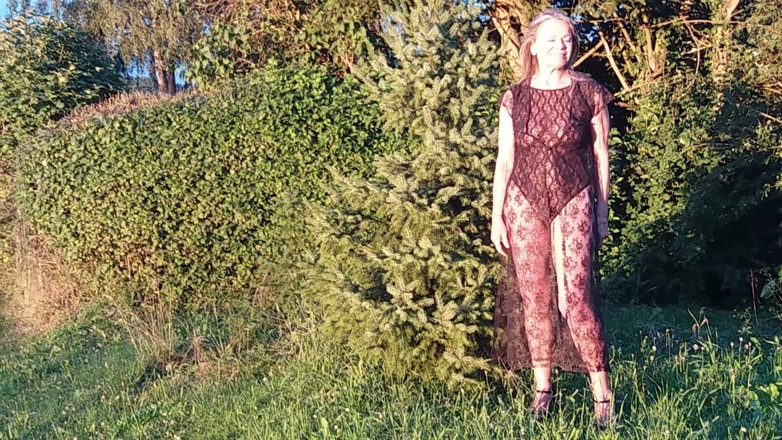 martinawest: Babcia ma na sobie czysty body na zewnątrz