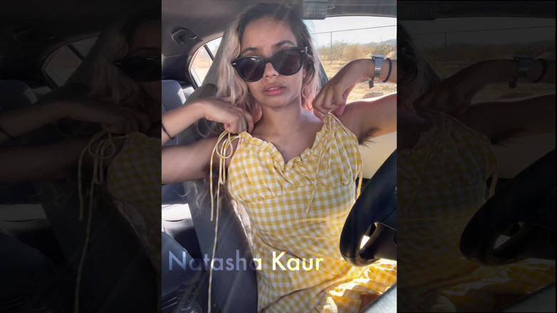 Natasha Kaur: ドレスストラップに苦戦しています