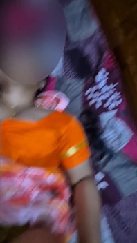 Turuncu bluzlu seksi Hintli ev hanımı Sreejaa sert sikiliyor
