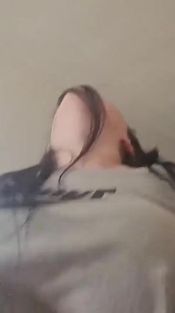 Hermosa novia de pelo oscuro tetona es follada mientras está encima