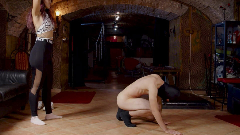 Cruel Furies Femdom: Отшпилили белые носки