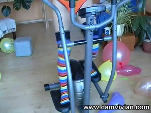 Camvivian: Permainan seksi dengan balon dan beban