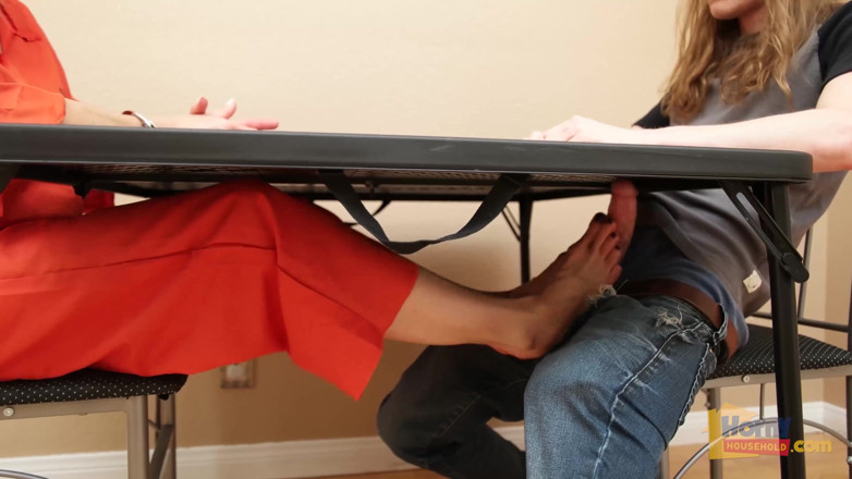 Horny Household: Layanan footjob bareng narapidana nakal