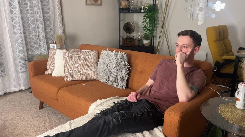 Jay Bond: Ho lasciato che il fidanzato della mia sorellastra mi sborrava