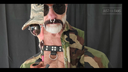 MusclesCigarsFFPig: Колишня міль вітчим у Camo Gear курить його трубу, поки соски затиснуті