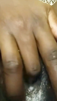 Jovem ugandense dedilhado preto