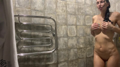 LizaVirgin: Liza Virgin toma banho, depila sua buceta doce e pernas...
