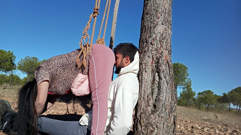 fartingclub01: Пукає йому в обличчя, поки я дрочу це між моєю дупою та деревом