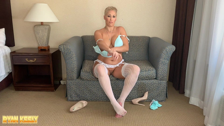 RyanKeely: Juicy Booty MILF šuká sebe - Ryan Keely