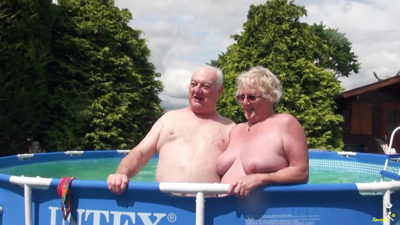 Dirty Doctors Clips: Im pool spielen