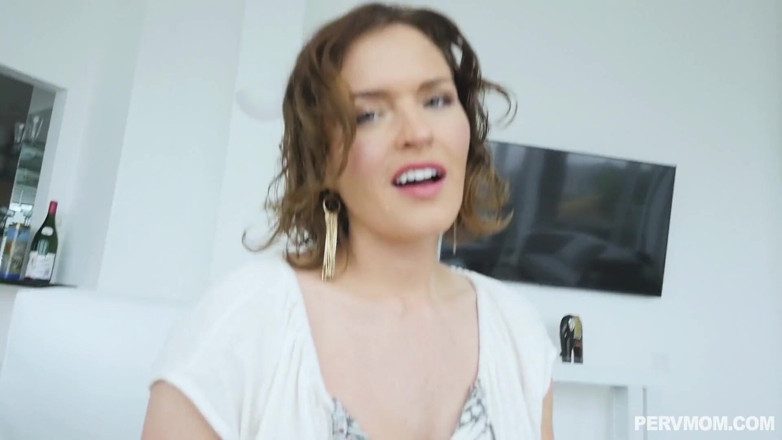 PervMom: 角質継母クリッシーリンは義理の息子の欲望のすべてを満たします