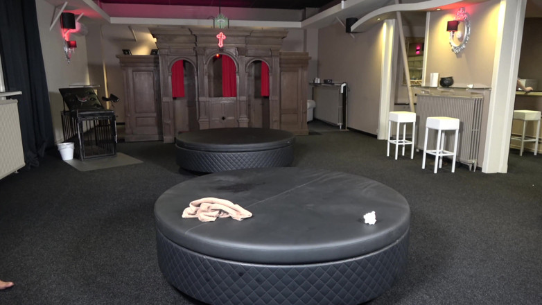 XBANGING: Đập không trần: con đĩ người Đức Xenia vs 30 người đàn ông hứng tình....