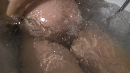 Souzan Halabi: Francouzská MILFka s velkými prsy se koupe během těhotenství