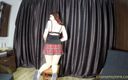 Louise Nylons: Posando en minifalda, pantimedias y conversar