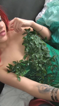 Anais Latour - Poison Ivy avec des collants en nylon vert baisée