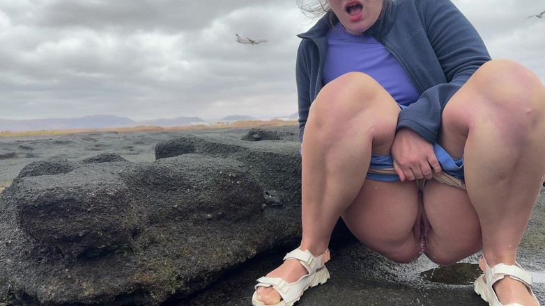 Emma Voyeur: Bujna Dziewczyna Desperacko Siusiu