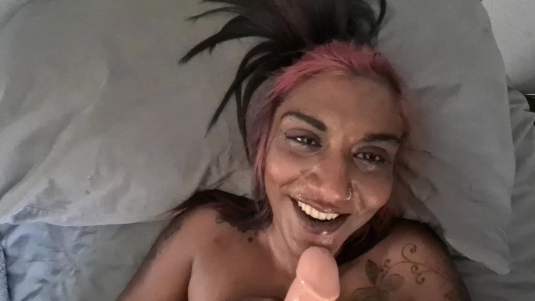 domslutfucker: En primer plano - india puta hablando sucio con consolador chupando...