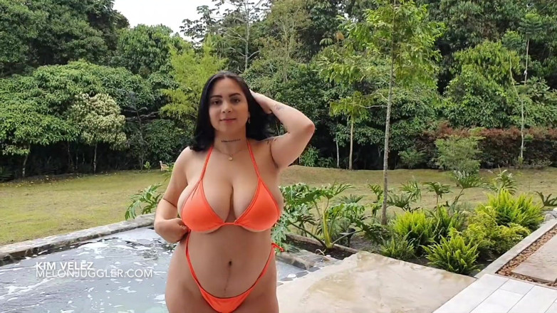 Melon Juggler: Büyük memeli bikinili bebek kim velez