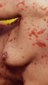 Nella vasca da bagno con la sua amica per giocare con il fango