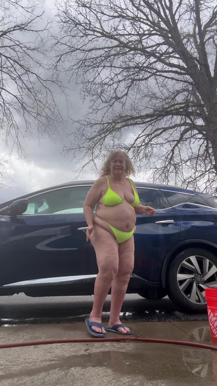 Big Ass 4 U: Sexy myčka aut