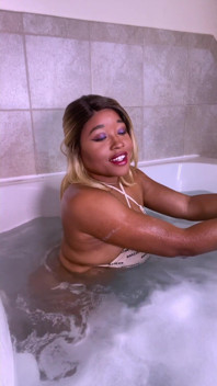 Sexy Nina Rivera brincando na piscina de biquíni quente