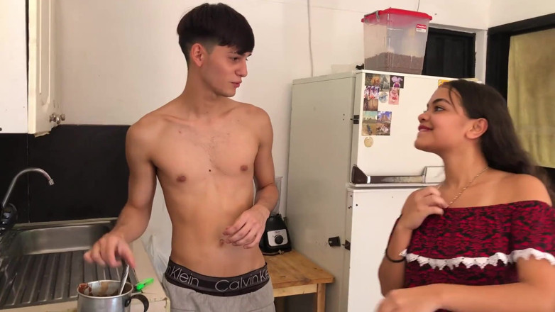 ValentinaHot10: 私のブルネットの隣人とのアマチュア自家製セックス、彼女は私に彼女の美しいキスをしてほしかったと私に言いました