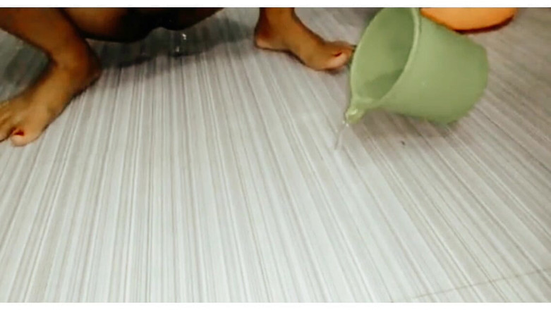 Sex Park: Nadržená dívka v koupelně chčije