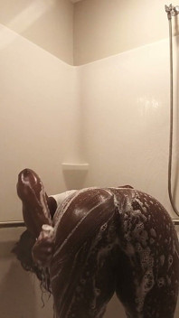 Godaan cewek basah kuyam dan menetes di kamar mandi