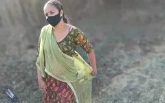 Üvey kız kardeş erkek arkadaşıyla açık havada sikişiyor ve üvey erkek kardeşinin boşalmasına yardım ediyor
