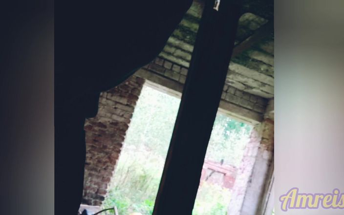 Amreis: Mostró sus bolas y semen poderosamente en un edificio abandonado...